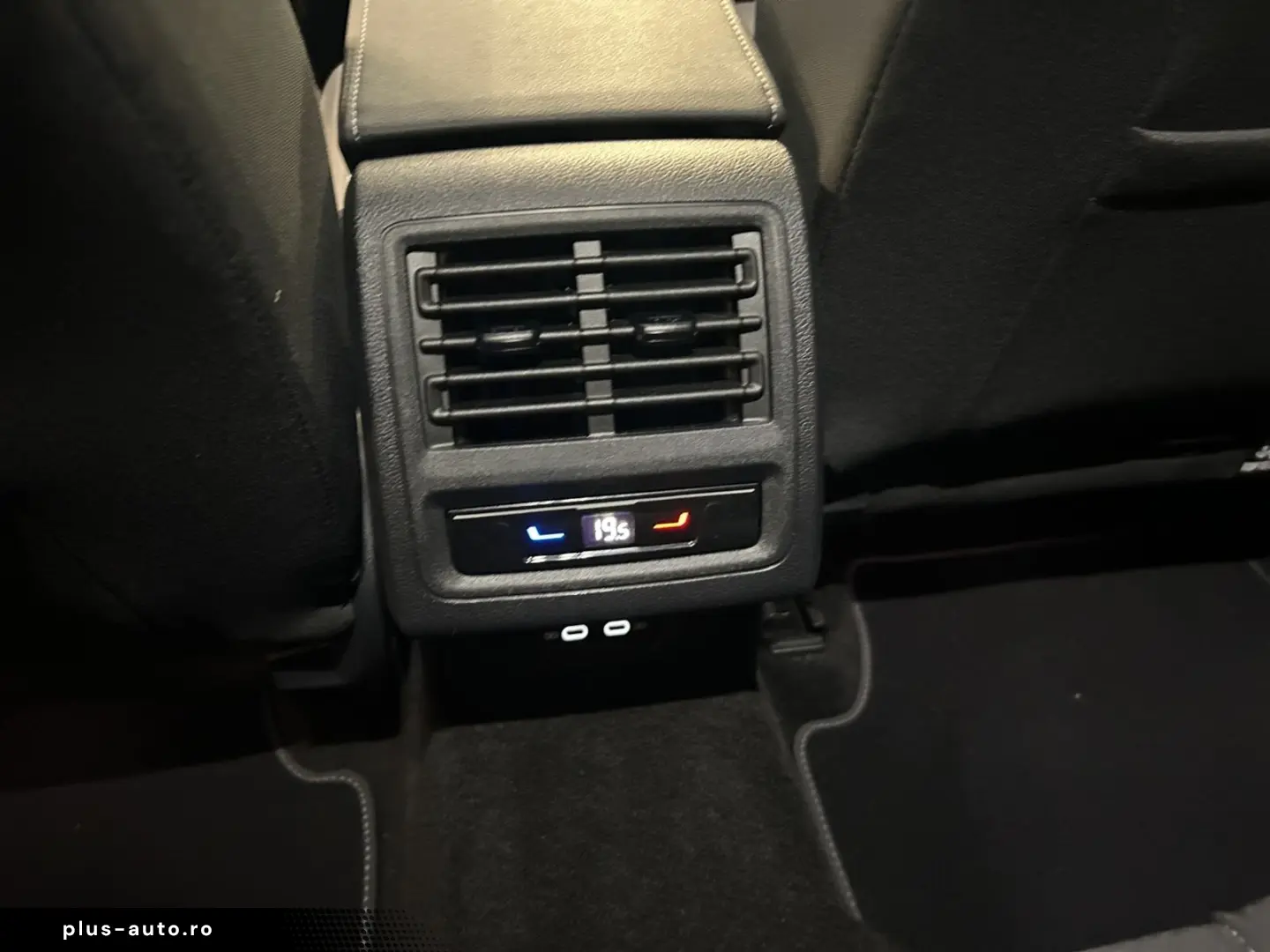 VW Golf VIII 1.5 eTSI Style  DSG NAVI LED LM ZV ACC