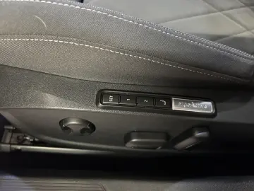 VW Golf VIII 1.5 eTSI Style  DSG NAVI LED LM ZV ACC