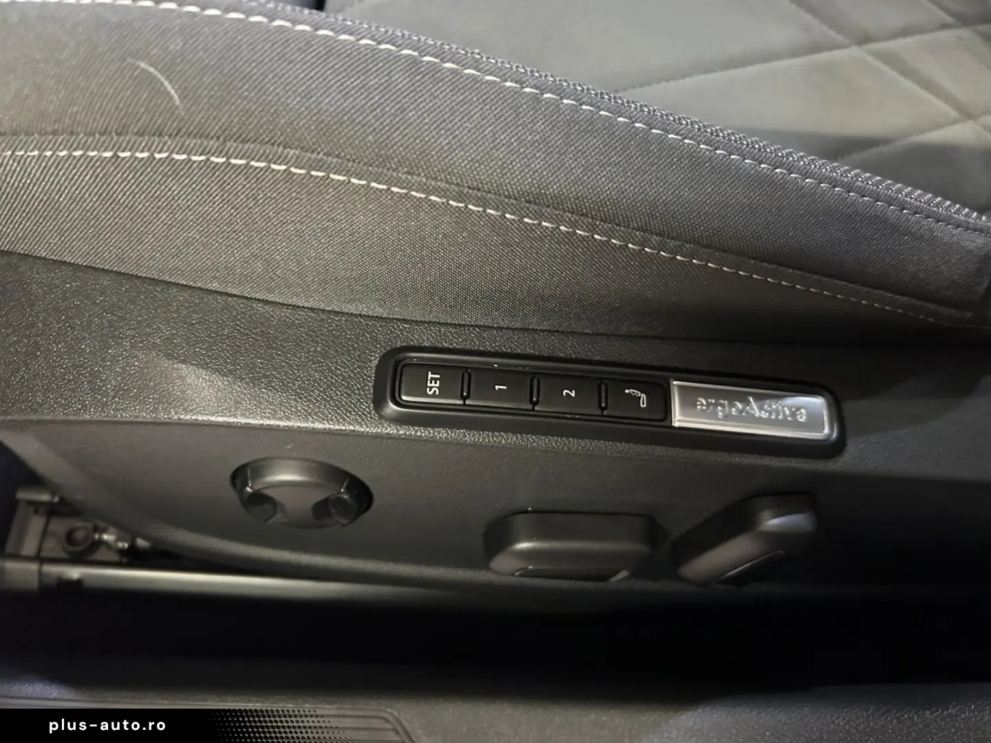 VW Golf VIII 1.5 eTSI Style  DSG NAVI LED LM ZV ACC