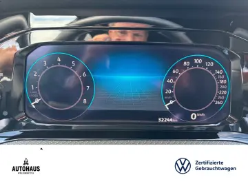 VW Golf VIII R-Line 1.5 eTSI DSG ACC LED NAV SHZ