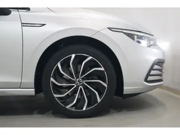 VW Golf VIII 1.5 eTSI DSG Style CAM Navi SHZ LED