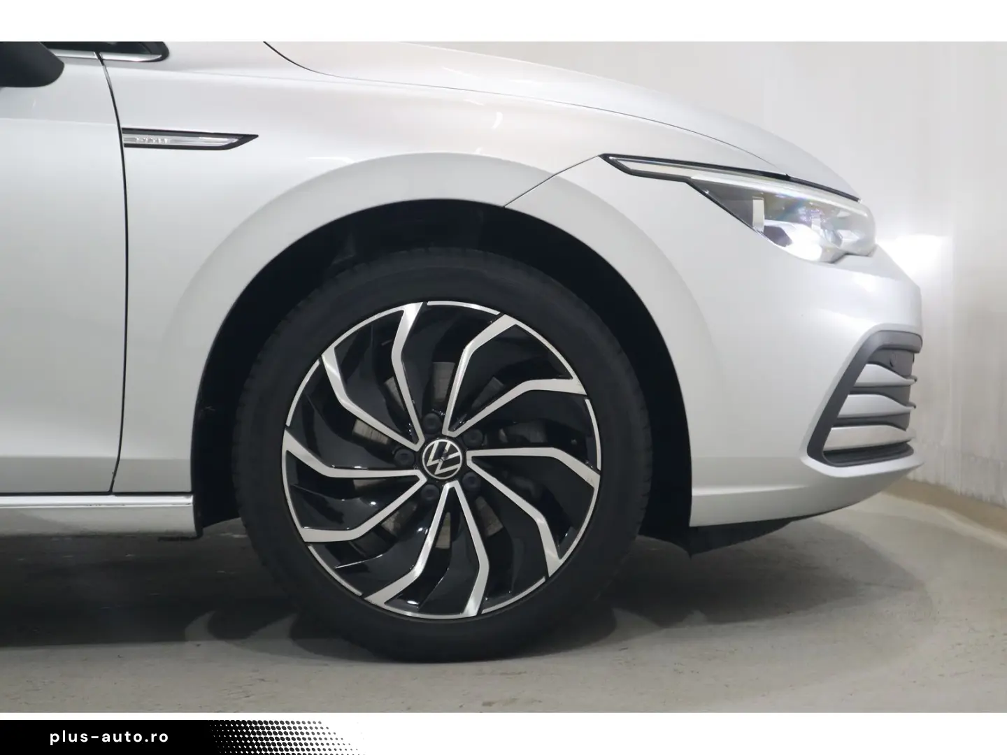 VW Golf VIII 1.5 eTSI DSG Style CAM Navi SHZ LED