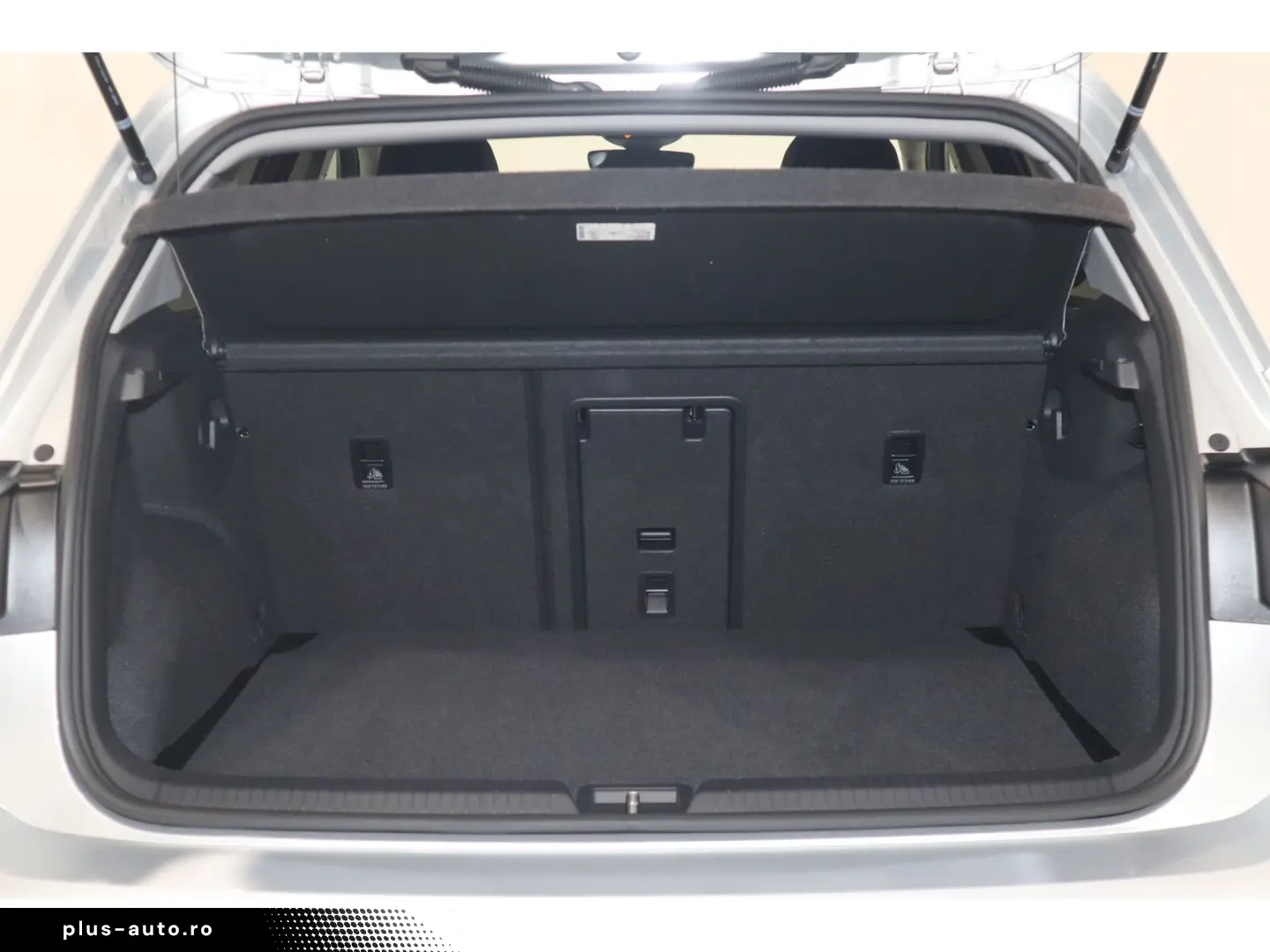 VW Golf VIII 1.5 eTSI DSG Style CAM Navi SHZ LED