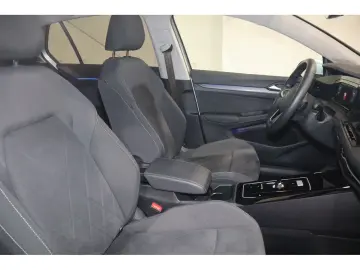 VW Golf VIII 1.5 eTSI DSG Style CAM Navi SHZ LED