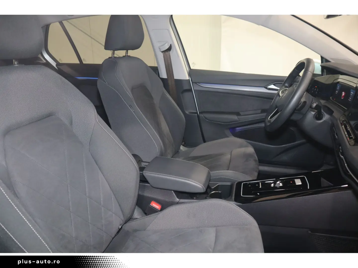 VW Golf VIII 1.5 eTSI DSG Style CAM Navi SHZ LED