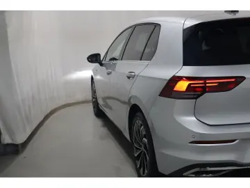 VW Golf VIII 1.5 eTSI DSG Style CAM Navi SHZ LED