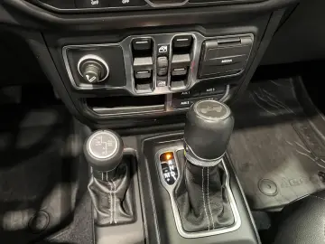 JEEP Wrangler Unlimited Sahara Softtop Sky One-Touch