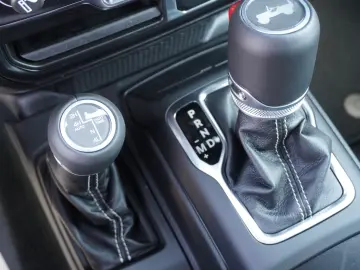 JEEP Wrangler 4xe Unlimited Sahara Plug-In Hybrid - R