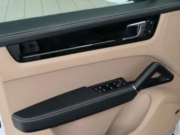 PORSCHE Cayenne Platinum Edition