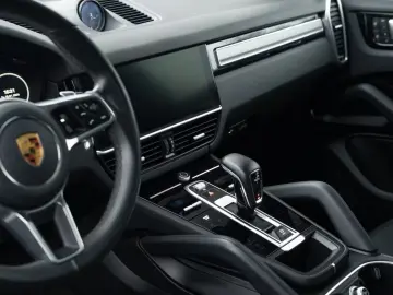 PORSCHE Cayenne Platinum Edition