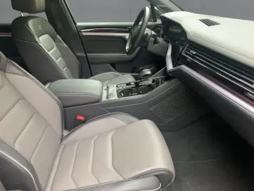 VW Touareg 3.0 TDI 4M R-LINE MATRIX LUFT NAV STDHZG