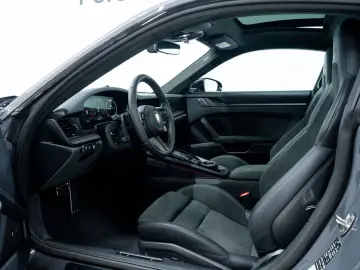 PORSCHE 992 Carrera 4 GTS