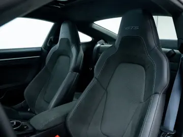 PORSCHE 992 Carrera 4 GTS