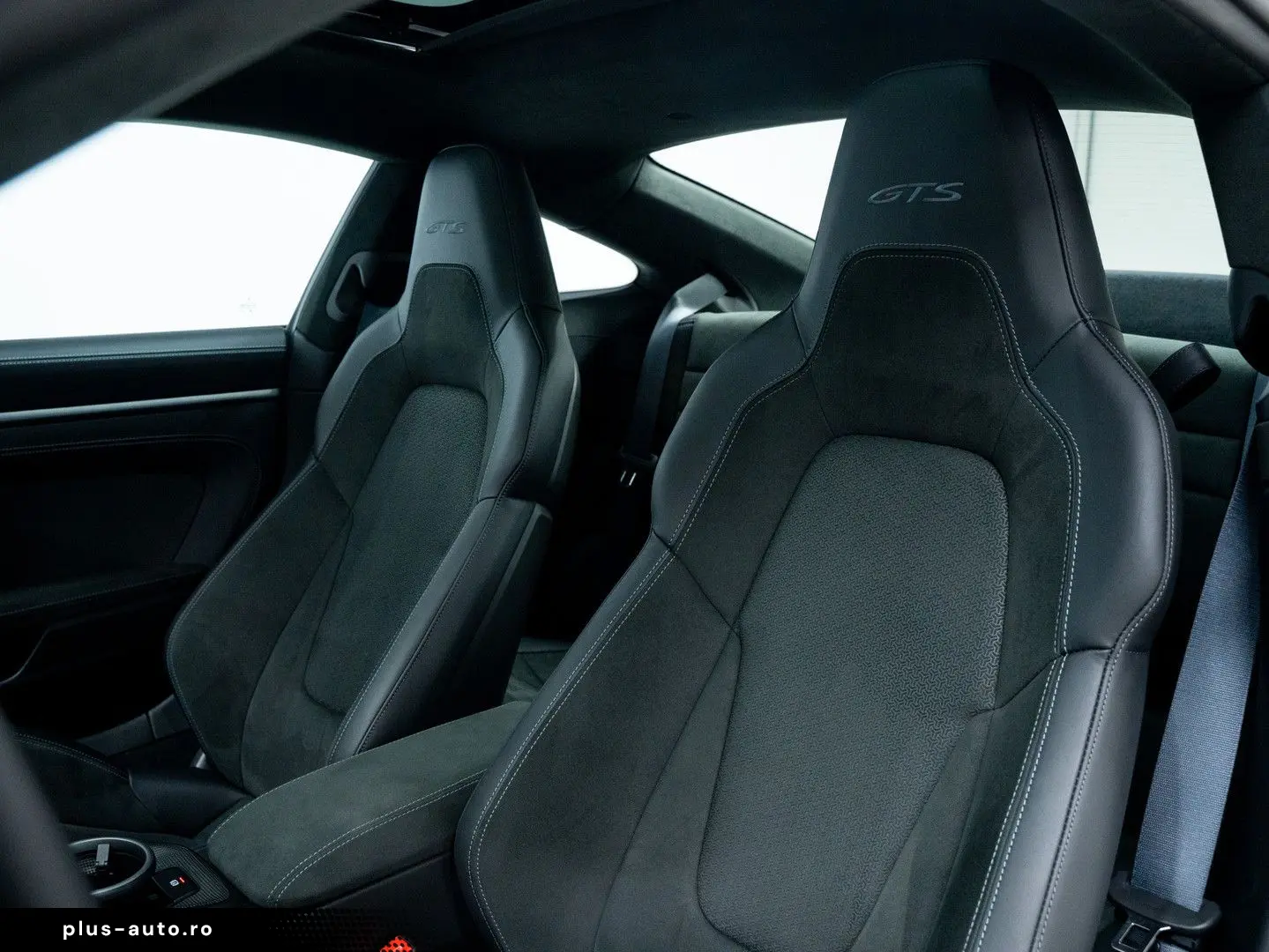 PORSCHE 992 Carrera 4 GTS