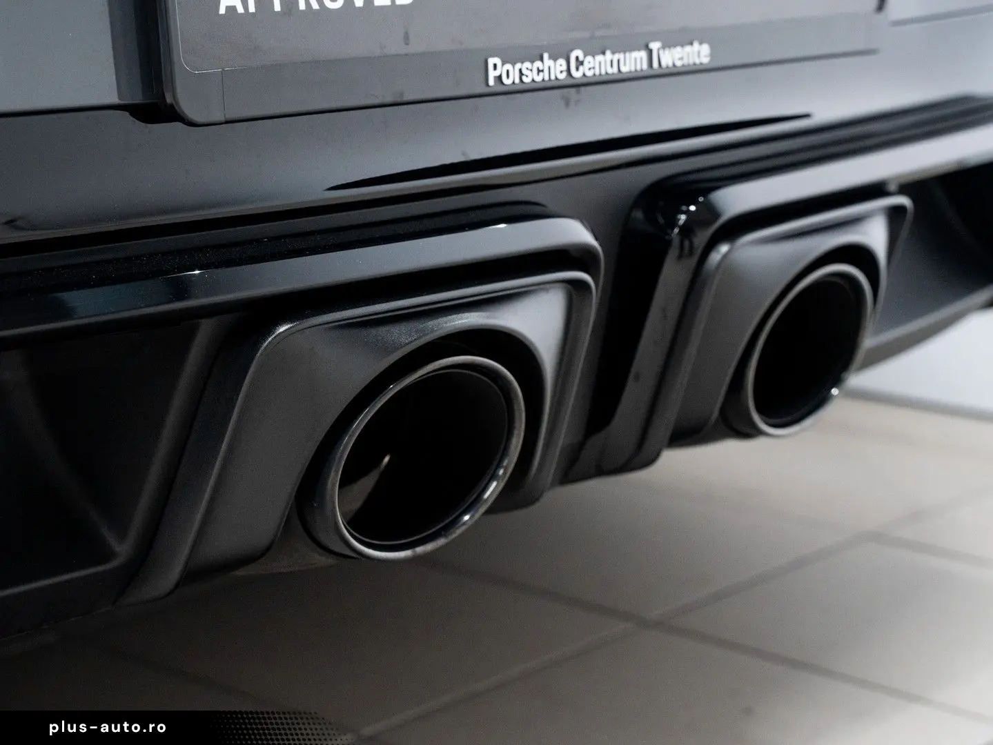 PORSCHE 992 Carrera 4 GTS