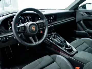 PORSCHE 992 Carrera 4 GTS