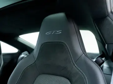 PORSCHE 992 Carrera 4 GTS