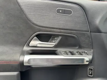 MERCEDES-BENZ GLB250 4M AMG DISTR Pano AHK 7-Sitze KeyGo