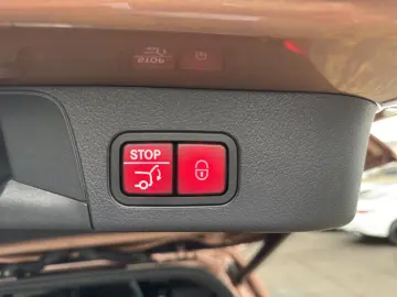 MERCEDES-BENZ GLB250 4M AMG DISTR Pano AHK 7-Sitze KeyGo