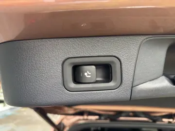 MERCEDES-BENZ GLB250 4M AMG DISTR Pano AHK 7-Sitze KeyGo