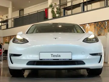 TESLA Model 3 AWD Performance Dual Motor Pano ACC 20