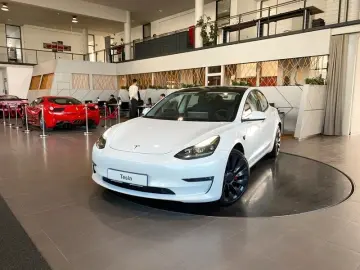 TESLA Model 3 AWD Performance Dual Motor Pano ACC 20