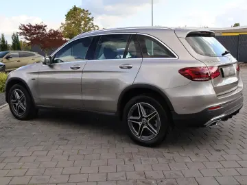 MERCEDES-BENZ GLC 300 de 4M AMG-KeylessGo-Distronic-Kamera