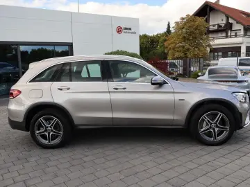 MERCEDES-BENZ GLC 300 de 4M AMG-KeylessGo-Distronic-Kamera