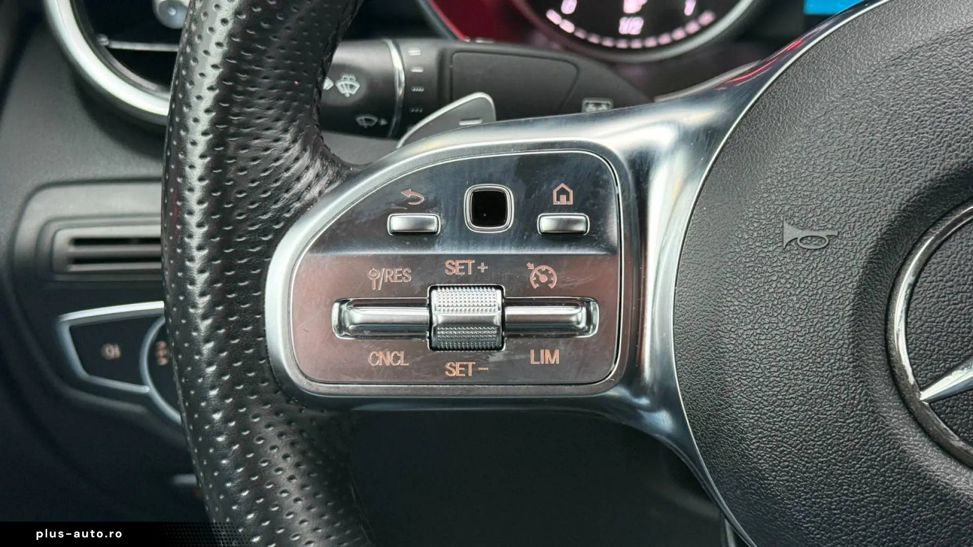 MERCEDES-BENZ GLC300 e Coupe 4M AMG LEDER MBUX SPURP LED 19