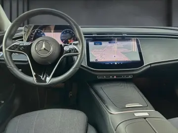 MERCEDES-BENZ E 200 Avantgarde - Distronic - AHK - Panorama