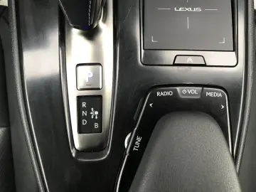 LEXUS UX300e BUSINESS