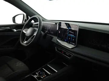 VW Tiguan 2.0 TDI 4M DSG R-Line Pano Nav Key Kam 20