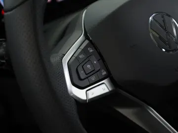 VW Tiguan 2.0 TDI 4M DSG R-Line Pano Nav Key Kam 20