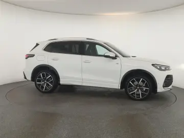 VW Tiguan 2.0 TDI 4M DSG R-Line Pano Nav Key Kam 20