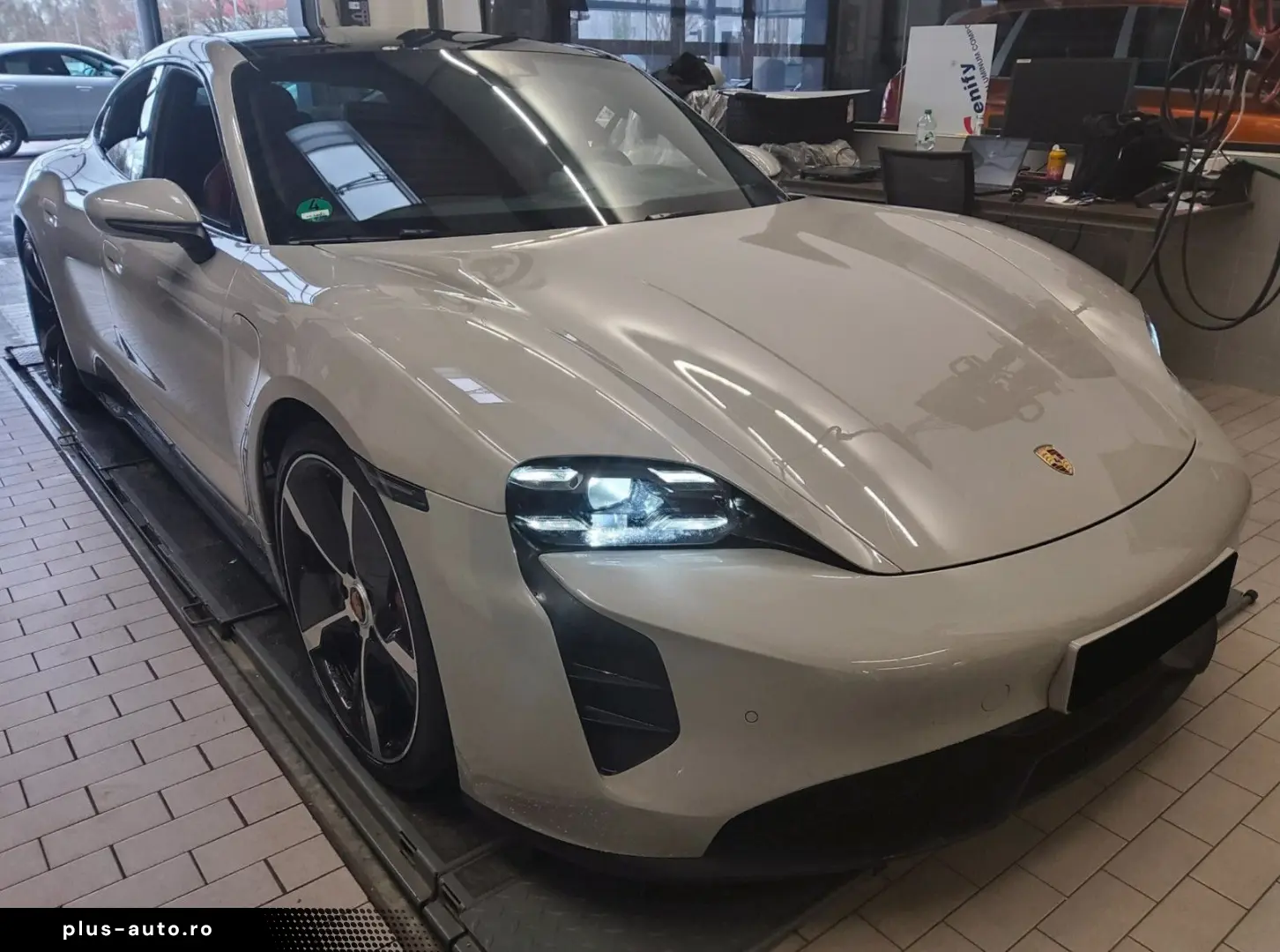 PORSCHE Taycan GTS Burmester HUD Pano ACC Beif-Display