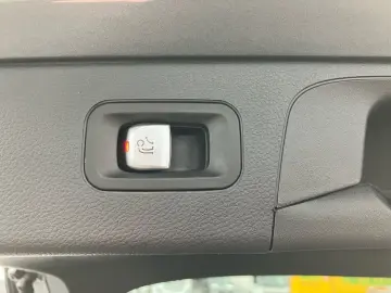 MERCEDES-BENZ GLC 300 e 4M AHK DISTRONIC 360  CARPLAY