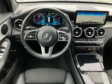 MERCEDES-BENZ GLC 300 e 4M AHK DISTRONIC 360  CARPLAY