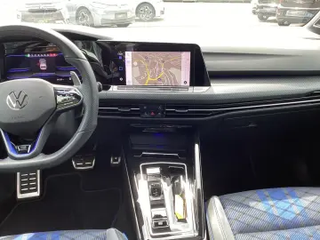 VW Golf VIII R 4M DSG Navi LED DCC Pano Head-UP!