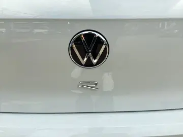 VW Golf VIII R 4M DSG Navi LED DCC Pano Head-UP!