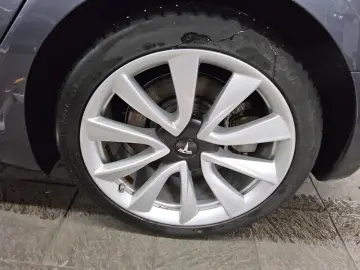 TESLA Model 3 RWD