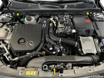 MERCEDES-BENZ CLA 250 e AMG  Pano KEYLESS Lenkhzg. Ambi