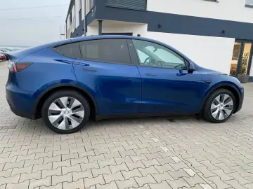 TESLA Model Y Basis RWD