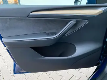 TESLA Model Y Basis RWD