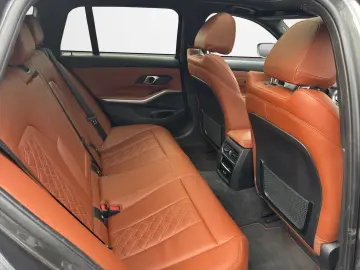 BMW 330 e xDrive  Individual LED Pano ACC AHK