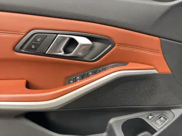 BMW 330 e xDrive  Individual LED Pano ACC AHK