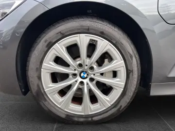 BMW 330 e xDrive  Individual LED Pano ACC AHK