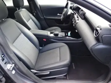 MERCEDES-BENZ CLA 180d T-LEDER NAVI LED AUTOM PANO KAME