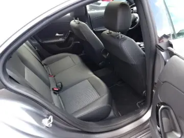 MERCEDES-BENZ CLA 180d T-LEDER NAVI LED AUTOM PANO KAME