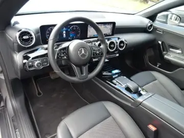 MERCEDES-BENZ CLA 180d T-LEDER NAVI LED AUTOM PANO KAME