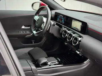 MERCEDES-BENZ CLA 200 7G-DCT AMG-Line  AHK LED CAM NAVI